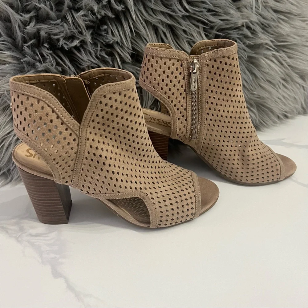 CIRCUS BY SAM EDELMAN emerson peep toe chunky heel bootie size 9